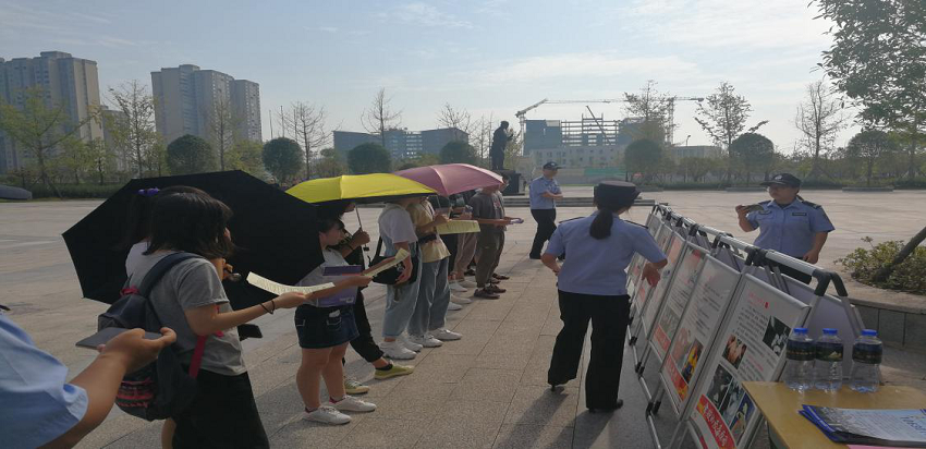 2.民警为同学宣讲禁毒知识 2.民警为同学宣讲禁毒知识