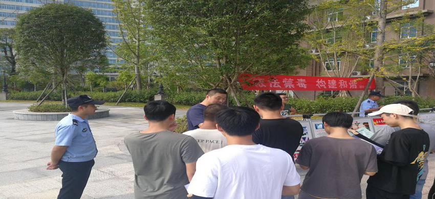 1.副经理吴黎明与民警发放宣传资料 1.副经理吴黎明与民警发放宣传资料